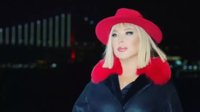 Safiye Soyman photoshop'lu paylaşımlarına devam ediyor