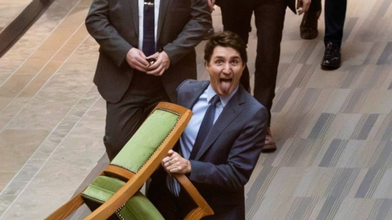 İstifa eden Justin Trudeau makam koltuğunu yanında götürdü