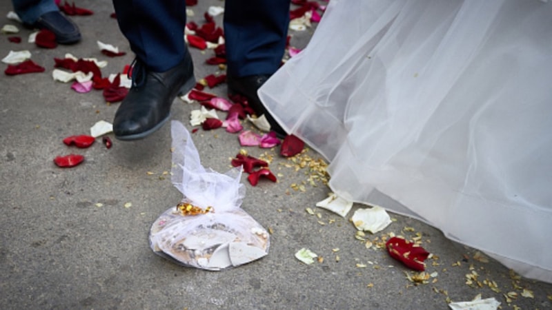 Almanya'da düğünü olan çiftler tabak kırıyor! İşte nedeni