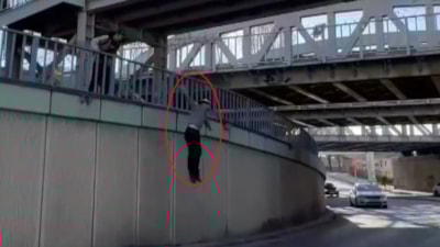 İstanbul'da üst geçidin altından geçmeye çalışırken 2 bacağını kırdı