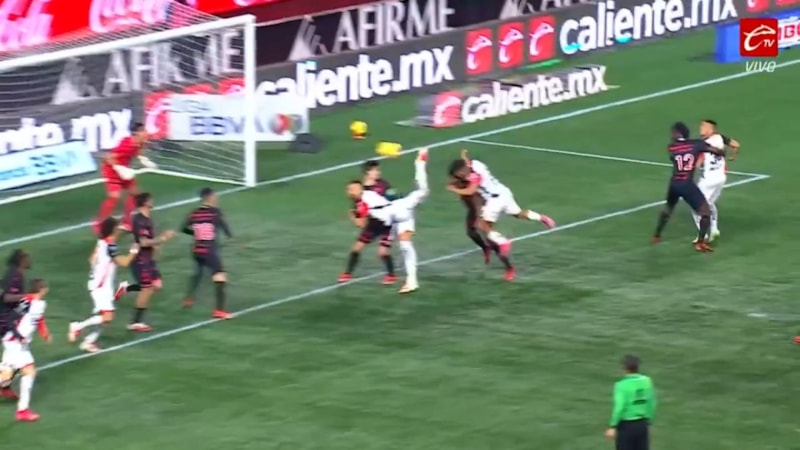 Meksika liginde mükemmel gol: Akrep vuruşuyla attı