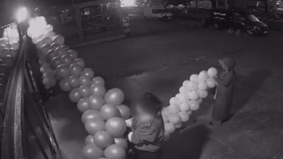 İstanbul'da 2 kadın restoranın önündeki balonları çaldı