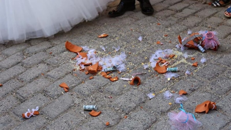 Düğünde gelinin testi kırması ne anlama gelir? İşte bu geleneğin anlamı...