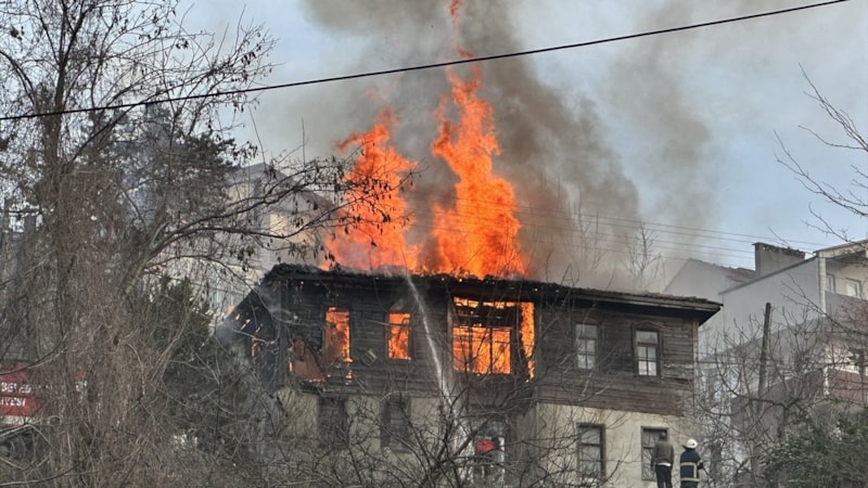 Sinop’ta iki katlı ahşap evde yangın