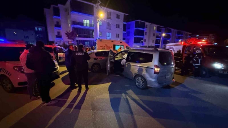 Burdur’da hafif ticari araç ile otomobil çarpıştı: 2 yaralı