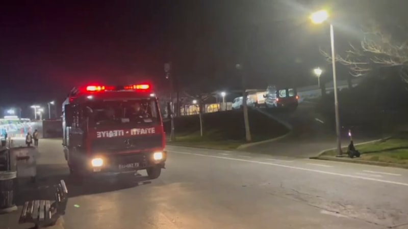 İstanbul'da iskelede seyreden bisikletli denize düştü