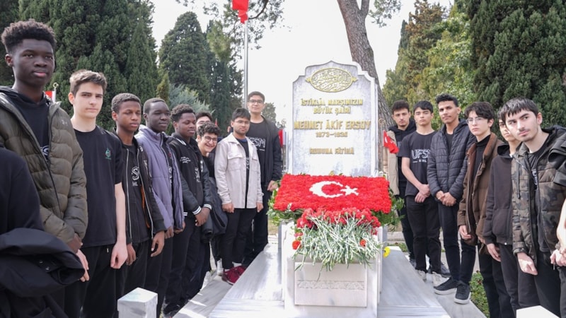 İstiklal Şairi Mehmet Akif Ersoy, kabri başında anıldı