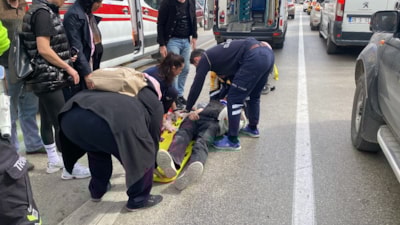 Eskişehir'de yerde yatan yaralı motosiklet sürücüsünü oğlu sandı