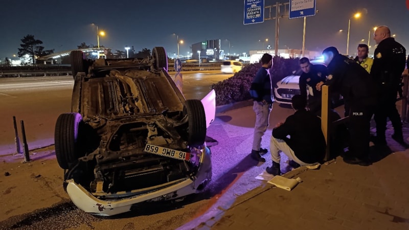 Bursa'da 3 aracın karıştığı zincirleme kazada 5 kişi yaralandı