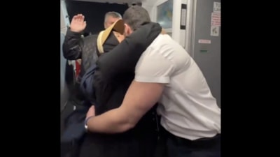 Umreden dönen anne ve babayı pilot oğulları karşıladı