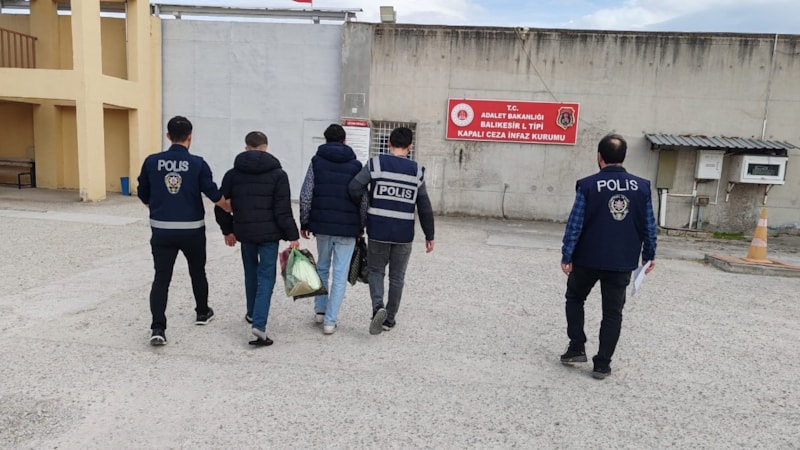 Balıkesir'de yaşlı kadını 1 milyon 500 bin lira dolandıran 2 şüpheli yakalandı