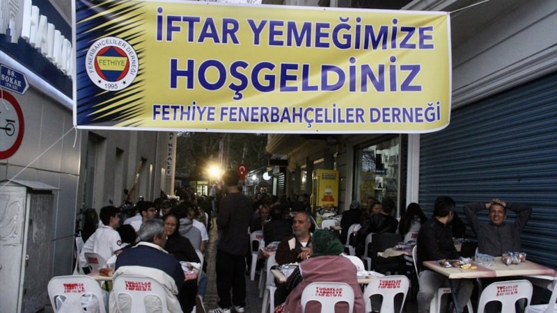 Fenerbahçeli taraftarlardan, Rangers galibiyeti için dua