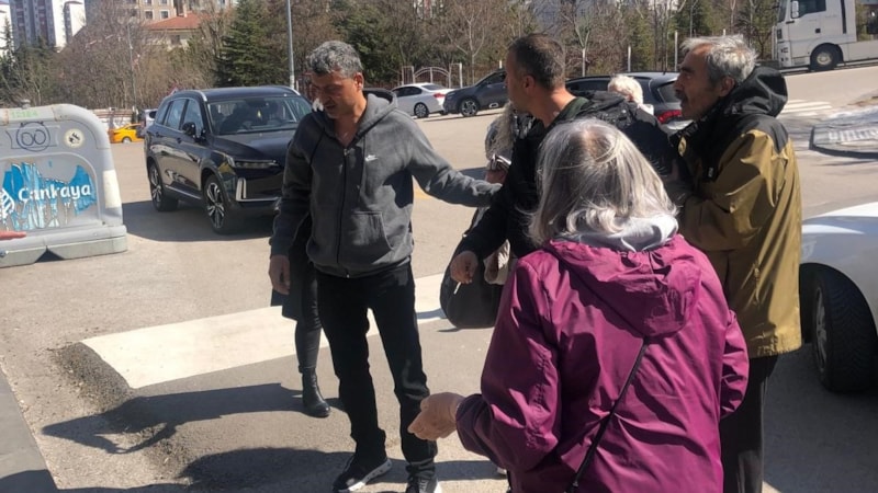 Ankara'da eylem yapan gruptan, başıboş köpeklerin toplanmasına destek veren vatandaşa saldırı