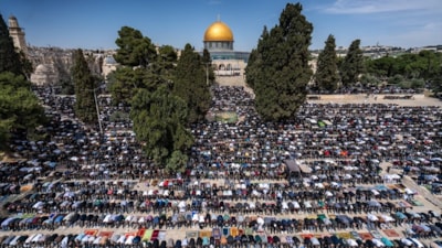 Binlerce Filistinli cuma namazını Mescid-i Aksa'da eda etti