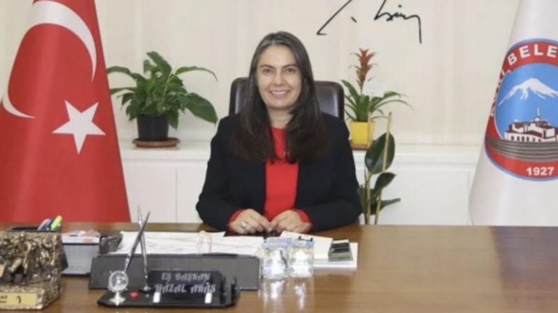 Ağrı Belediye Başkanı Hazal Aras'ın yurt dışı yasağı kaldırıldı