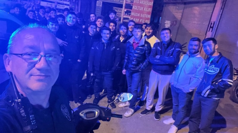 Antalya'da polisten gençlere önce uyarı ve bilgilendirme, sonra selfie