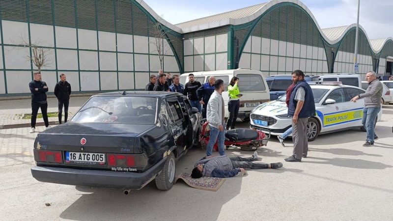 Bursa'da kaza yapan motosiklet sürücüsünün başının altına paspas serdiler