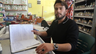 Hatay'da 30 depremzede ailenin bakkal borcunu ödeyip kayıplara karıştı