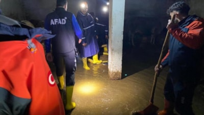 Ağrı’da karlar eridi, evler ve ahırları su bastı