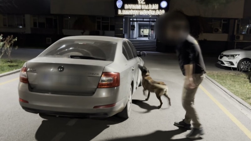 Batman'da şüpheli araçtaki uyuşturucuyu narkotik köpeği buldu