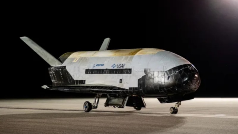 Bir yıldan fazla yörüngede olan gizemli uçak Dünya'ya döndü