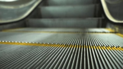 Yürüyen merdiven basamaklarının oluklu olmasının sebebi bakın neymiş…