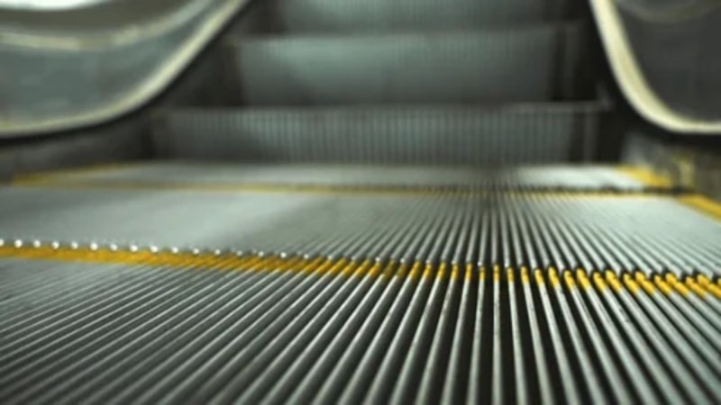 Yürüyen merdiven basamaklarının oluklu olmasının sebebi bakın neymiş…