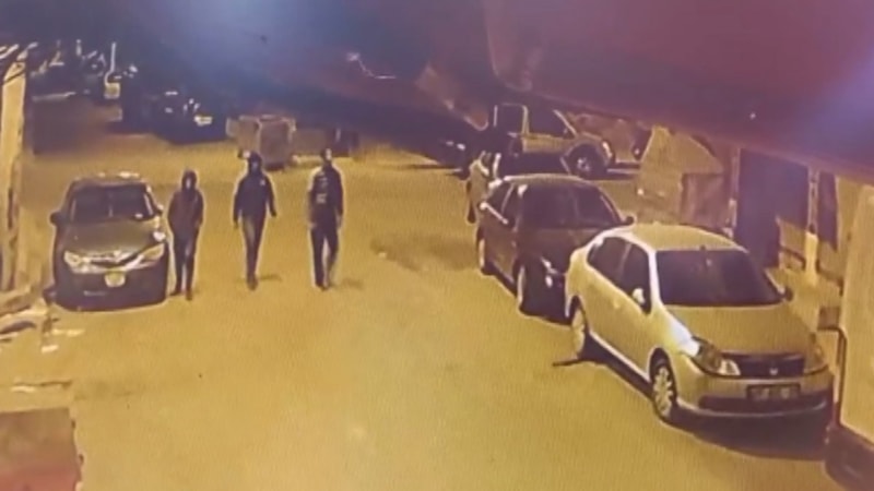 Diyarbakır'da park halindeki otomobilin camını kırdılar