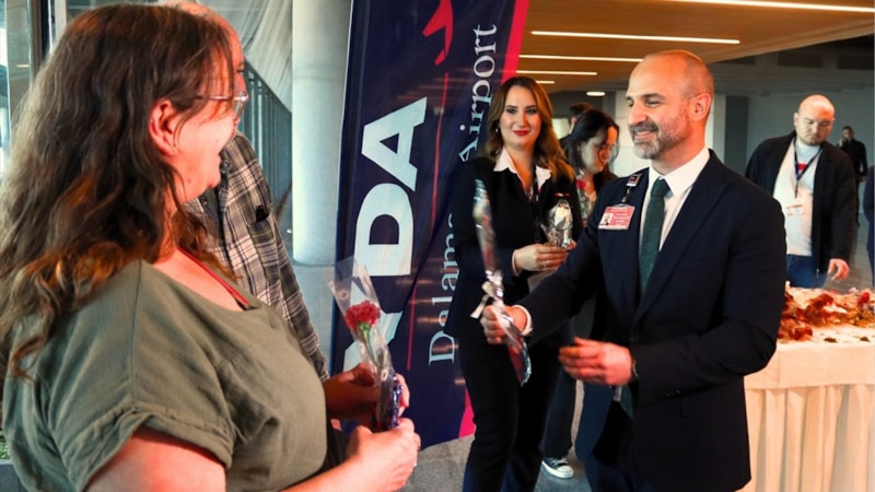 Muğla'ya gelen ilk İngiliz turistlere çiçekli karşılama