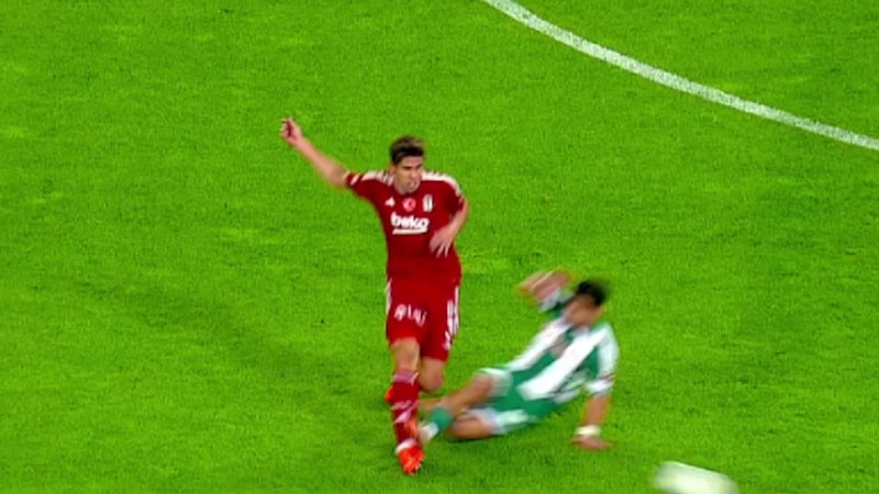 Konyaspor, Beşiktaş karşısında 9 kişi kaldı