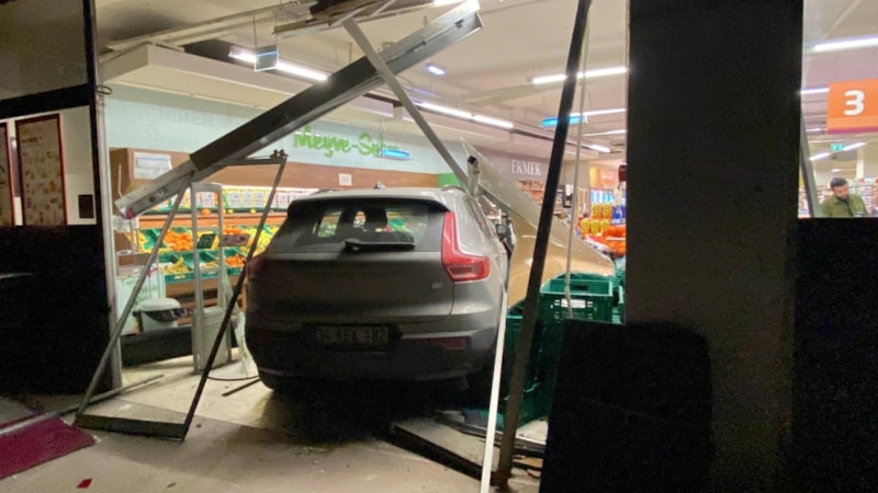 Kocaeli'de kontrolden çıkan otomobil markete daldı: 2 yaralı