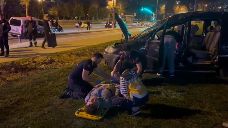 İstanbul'da hafif ticari araç takla attı: 4 yaralı