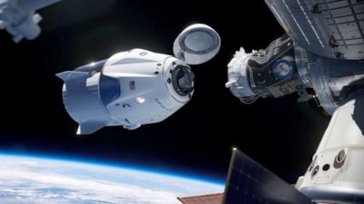 Tarihi kurtarma görevi başladı: SpaceX roketi ISS'ye yanaştı