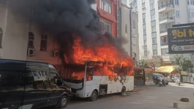 Antalya'da midibüs alev alev yandı: Mahalle sakinleri endişe içinde izledi
