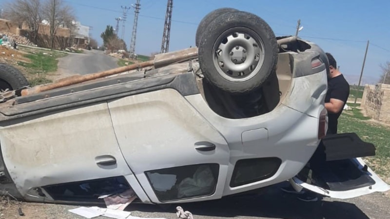 Mardin'de araç takla attı: 2 yaralı