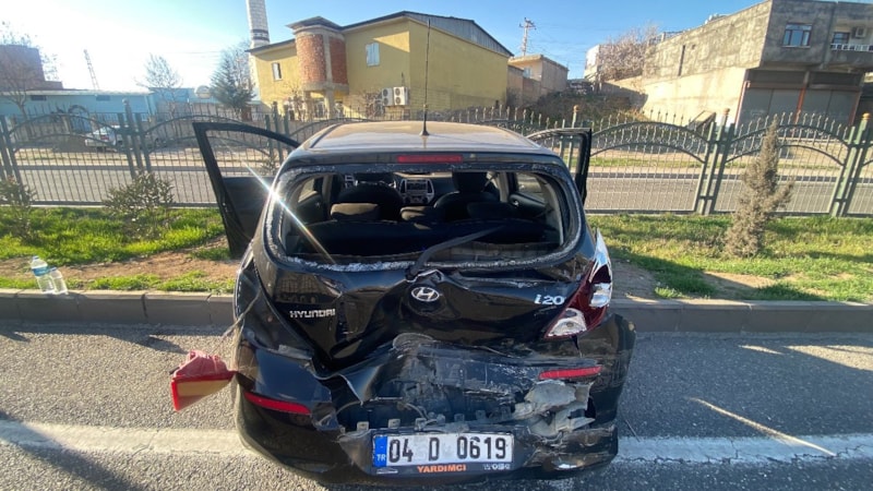 Diyarbakır’da minibüs otomobile çarptı: 6 yaralı