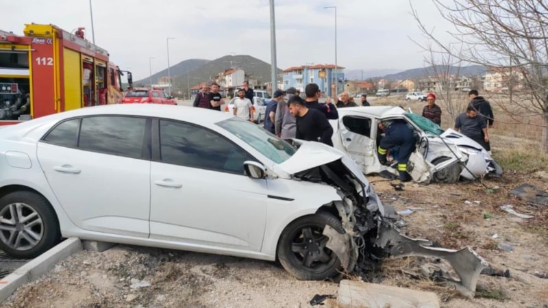 Isparta'da otomobiller kafa kafaya çarpıştı: 2 ölü