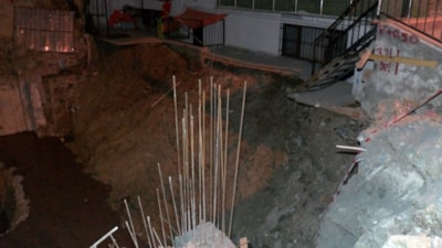 İstanbul'da 6 katlı binanın yanında toprak kayması