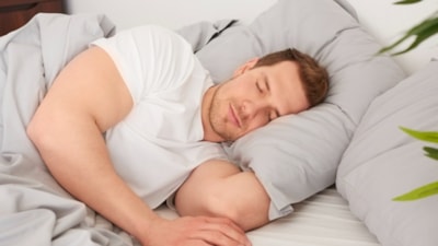 Ramazan’da oruçlu iken gündüzü uyuyarak geçirmenin oruca zararı var mıdır?