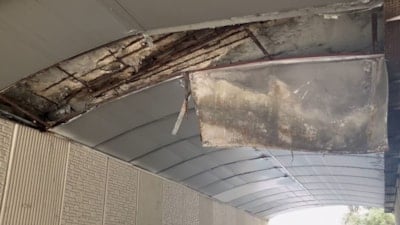 İstanbul'da alt geçidin tavanı parçalandı: Araçlar zarar gördü