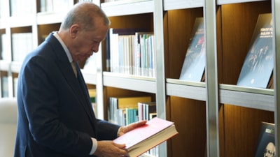 Cumhurbaşkanı Erdoğan AK Kütüphane'yi gezdi: Kitapları tek tek inceledi