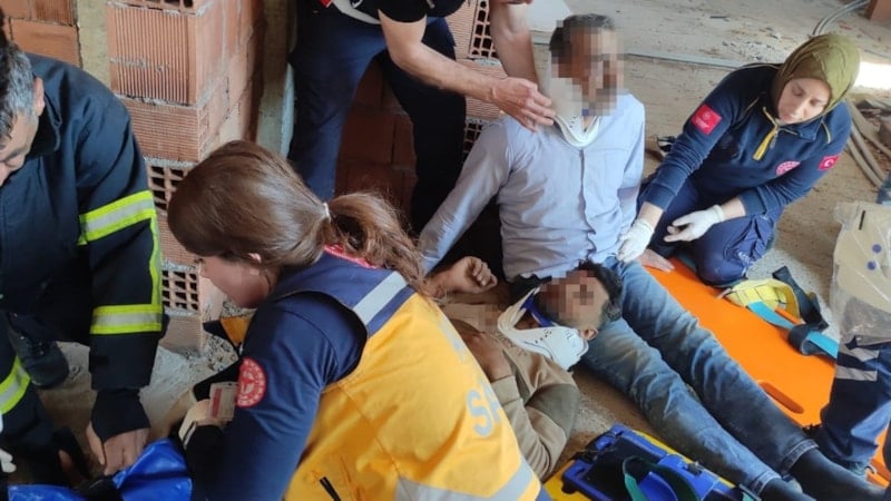 Mardin'de cami inşaatının iskelesi çöktü: 2 ağır yaralı