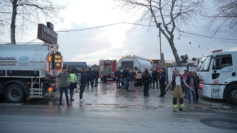 Bursa'da, ahşap dekorasyon imalathanesinde yangın paniği