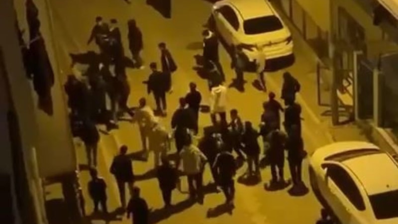 İstanbul'da tartıştıkları gençlerin mahallesini sopalarla bastılar