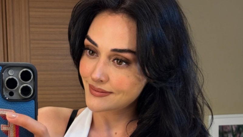 Esra Bilgiç beyaz takım giydi! Pozlarıyla takipçilerini mest etti