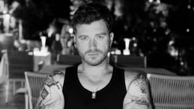 Kıvanç Tatlıtuğ'dan Londra paylaşımı! Mavi gömlekli karesine yorum yağdı.