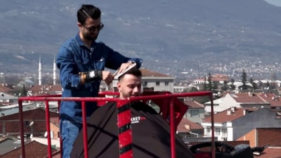 Bursa'da müşterisini vinç üstünde tıraş etti