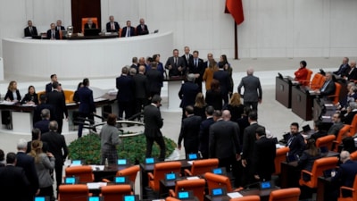 TBMM'de CHP'li vekiller kürsüyü işgal etti