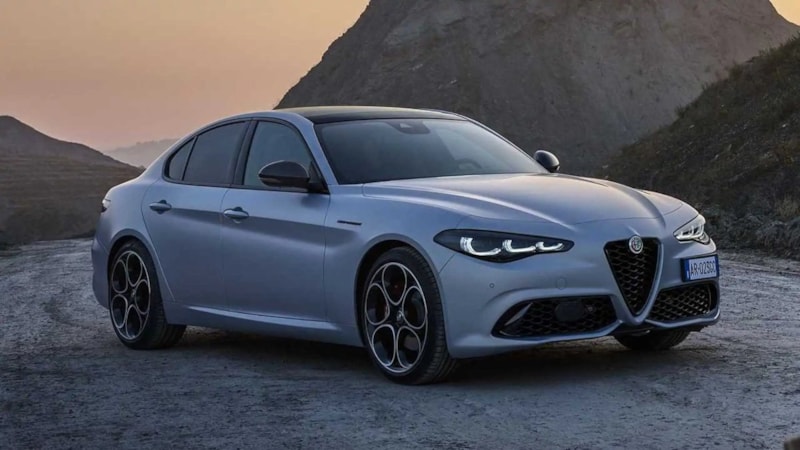 Alfa Romeo'dan geri adım: Yeni Giulia benzinli motorla geliyor