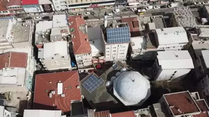 Sıfırdan gelir kapısı: Evinin çatısına kurdu, şimdi kazanç sağlıyor